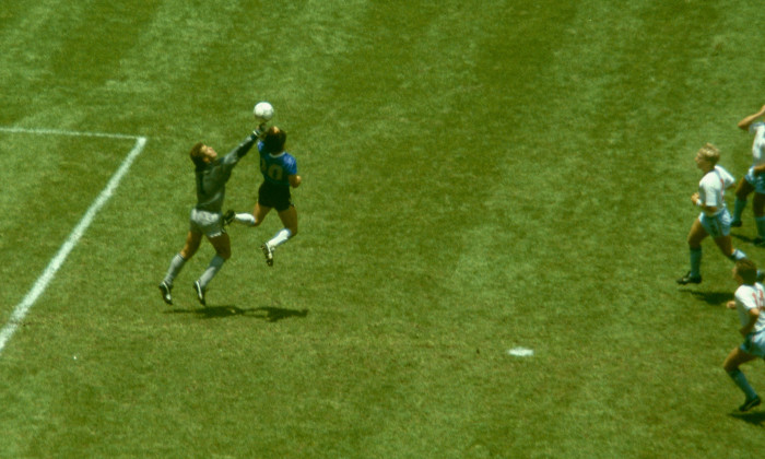 Diego Maradona și Peter Shilton, la celebra fază din Argentina - Anglia / Foto: Getty Images