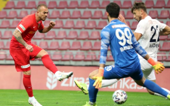 Denis Alibec, la polul opus față de Budescu! Fostul atacant al Astrei a dezamăgit iar la Kayserispor