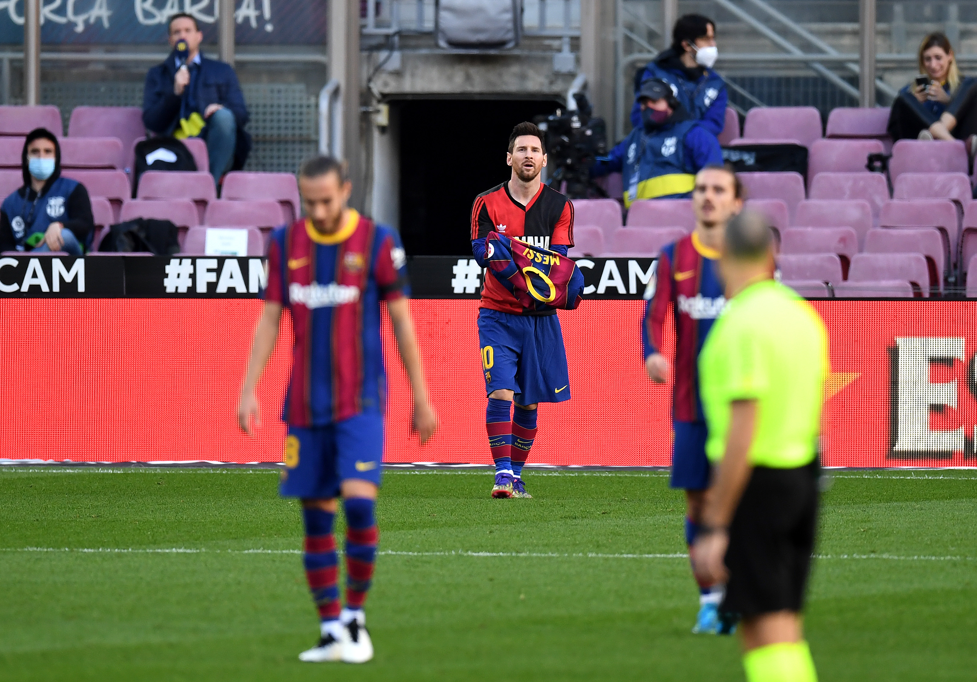 Cartonașul arătat lui Messi, explicat pe larg de arbitru. Cum a motivat Lahoz gestul "lipsit de empatie"