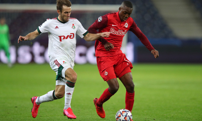 Enock Mwepu și Maciej Rybus, în timpul meciului Salzburg - Lokomotiv Moscova / Foto: Getty Images