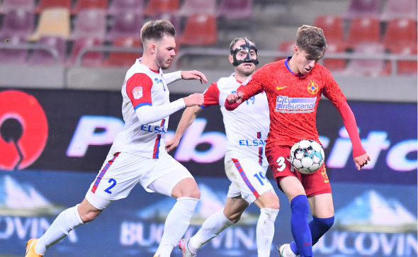 Denis Haruț, în duel cu Octavian Popescu în timpul meciului FCSB - FC Botoșani / Foto: Sport Pictures