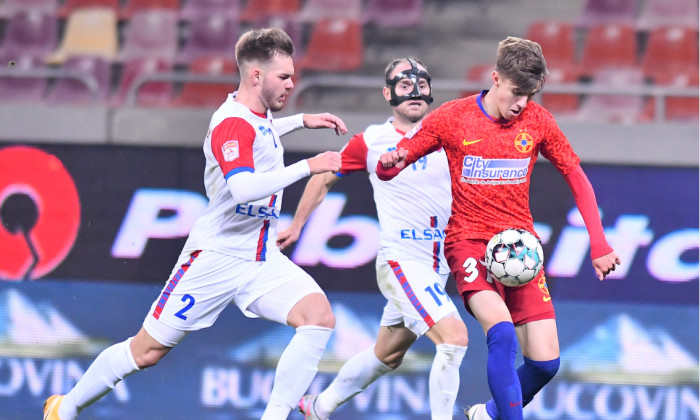 Denis Haruț, în duel cu Octavian Popescu în timpul meciului FCSB - FC Botoșani / Foto: Sport Pictures