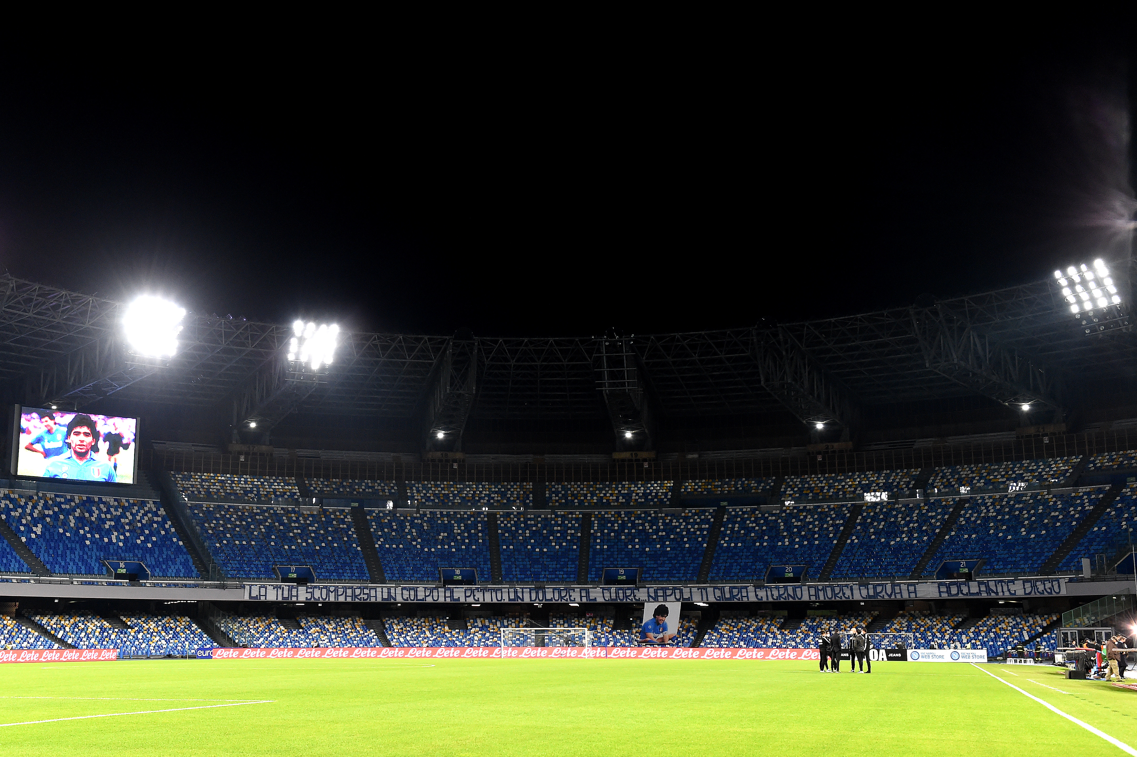 Un grup de preoți, împotriva deciziei autorităților din Napoli de a schimba denumirea stadionului în "Diego Armando Maradona"