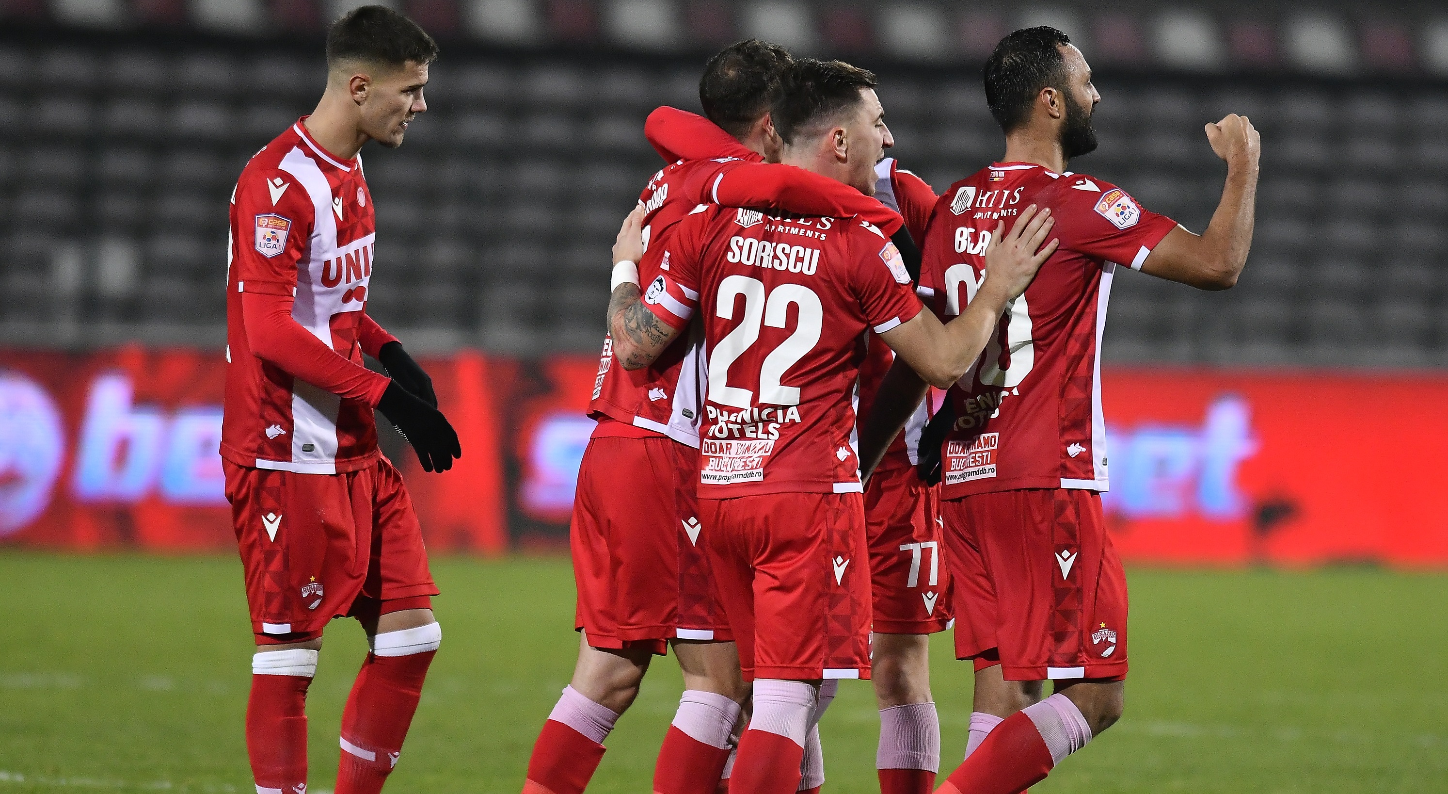"Începem să ne obișnuim fără bani". Ce le spun românii străinilor din vestiarul lui Dinamo