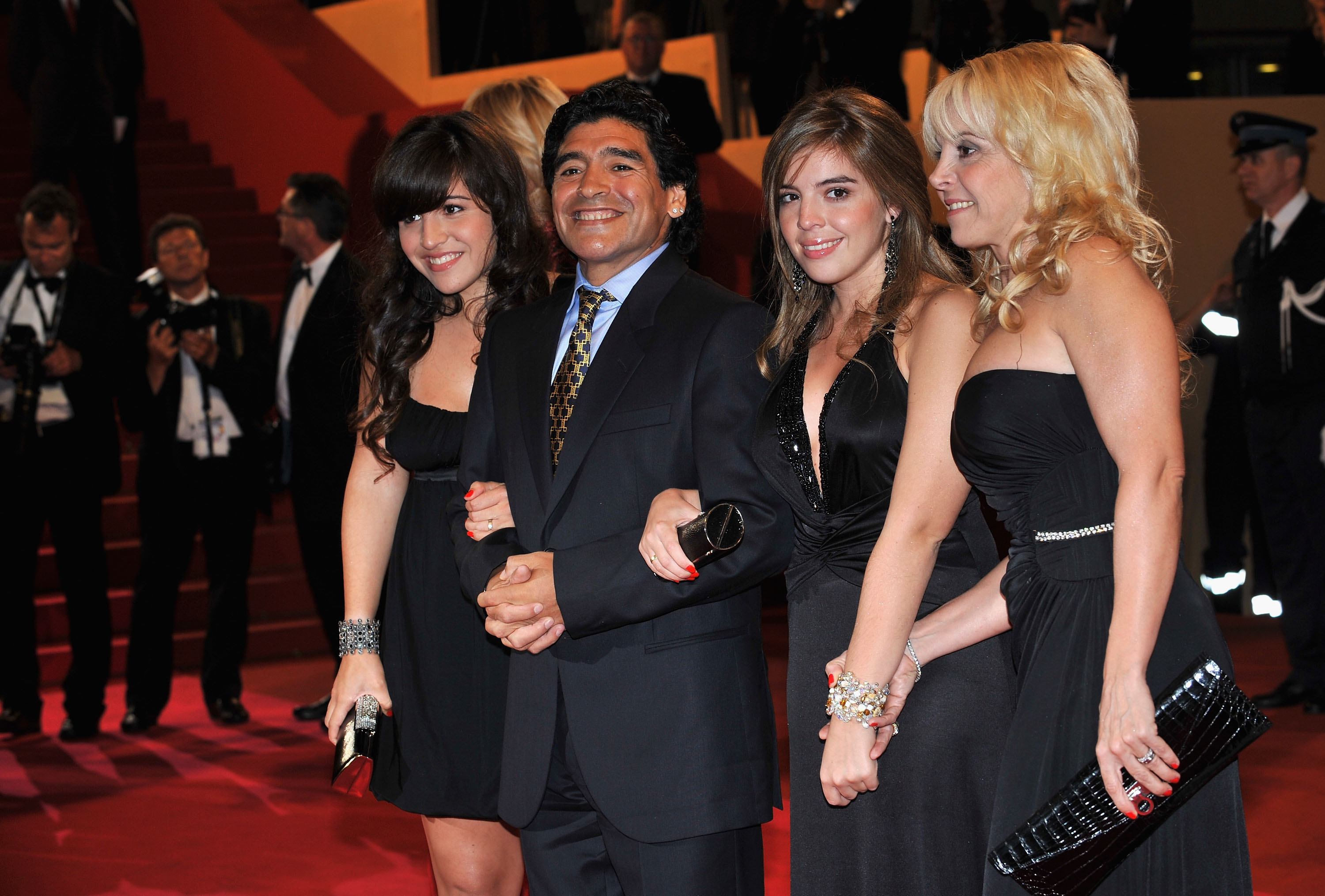 Lovitură de proporții: motivul pentru care Maradona și-a scos din testament fiicele și fosta soție