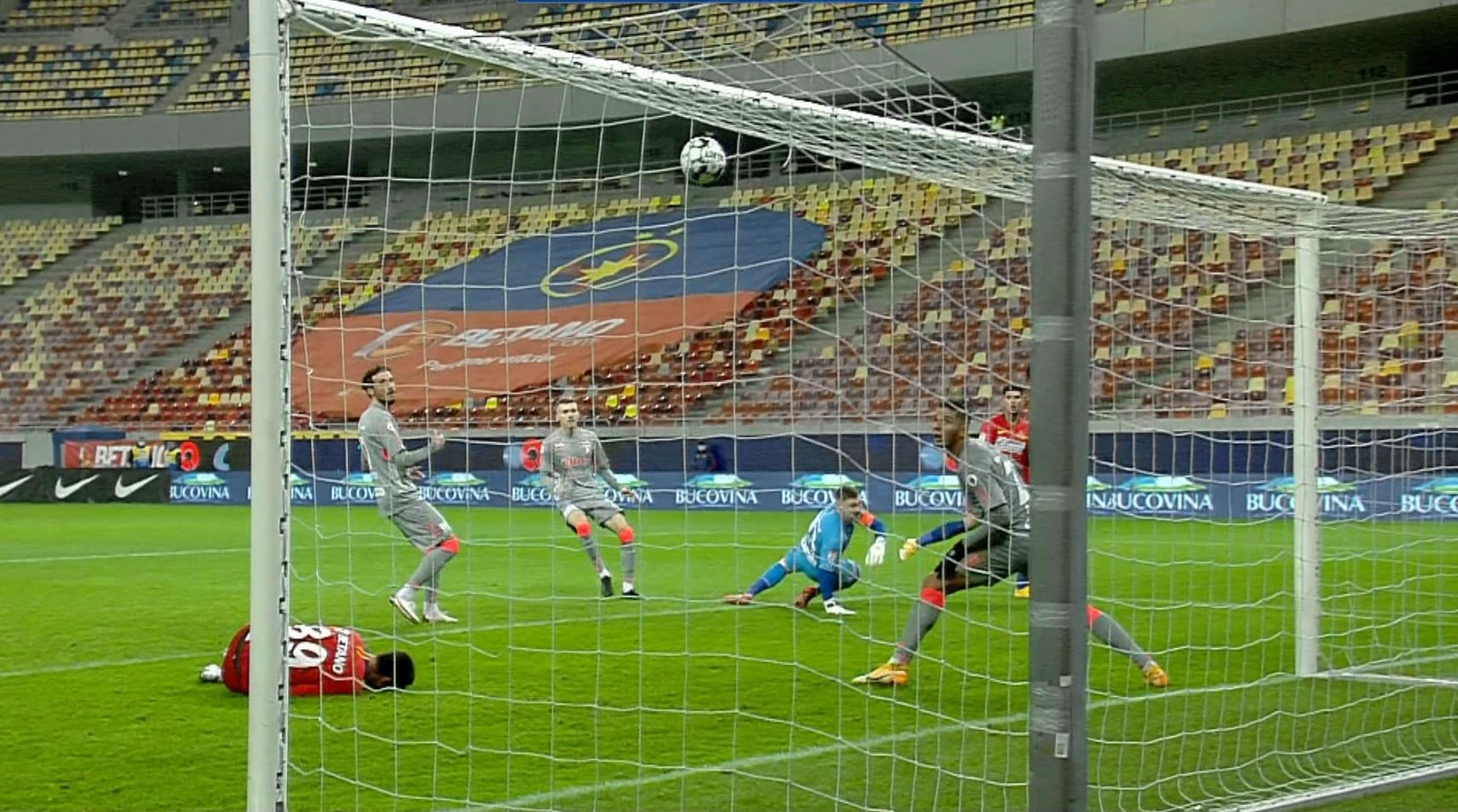 FCSB - UTA Arad 3-0. "Roș-albaștrii", a șaptea victorie consecutivă. Meci cu două bare și o eliminare