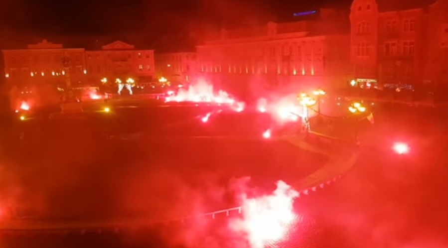 Imaginile surprinse vineri seara, în Piaţa Unirii din Timişoara. "Condamnăm ferm excesul de zel al forţelor de ordine"