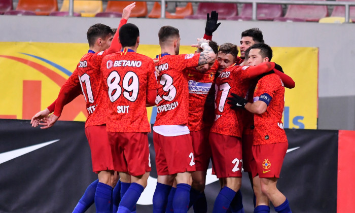 Fotbaliștii de la FCSB, în meciul cu UTA Arad / Foto: Sport Pictures