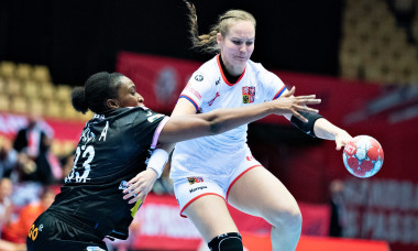 Marketa Jerabkova, în duel cu Kaba Gassama Cissokho, în meciul Cehia - Spania / Foto: Profimedia