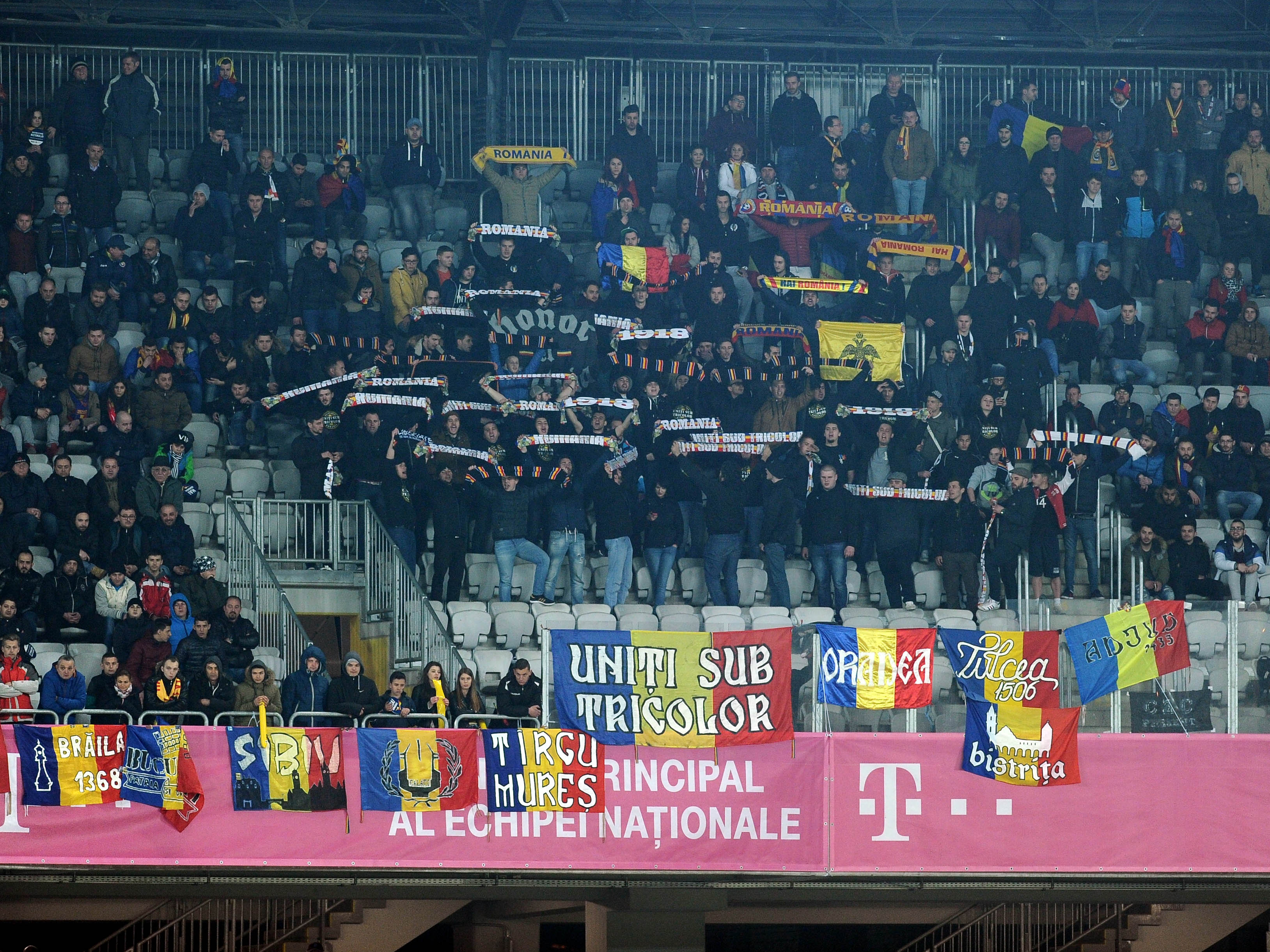 Mesaj jignitor afișat de "Uniți sub tricolor" în fața Arenei Naționale, înainte de startul EURO 2020