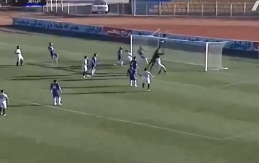 Ce-a fost asta? Gol cum rar se vede pe un stadion de fotbal: un jucător s-a ”dat peste cap” și a marcat direct din aut