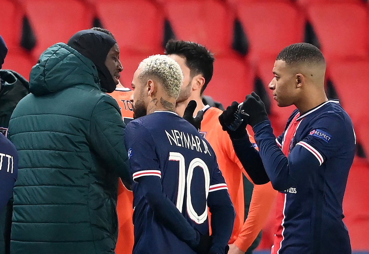 Ce au făcut jucătorii înaintea meciului PSG - Bașakșehir. Totul după acuzele de rasism adresate lui Colțescu