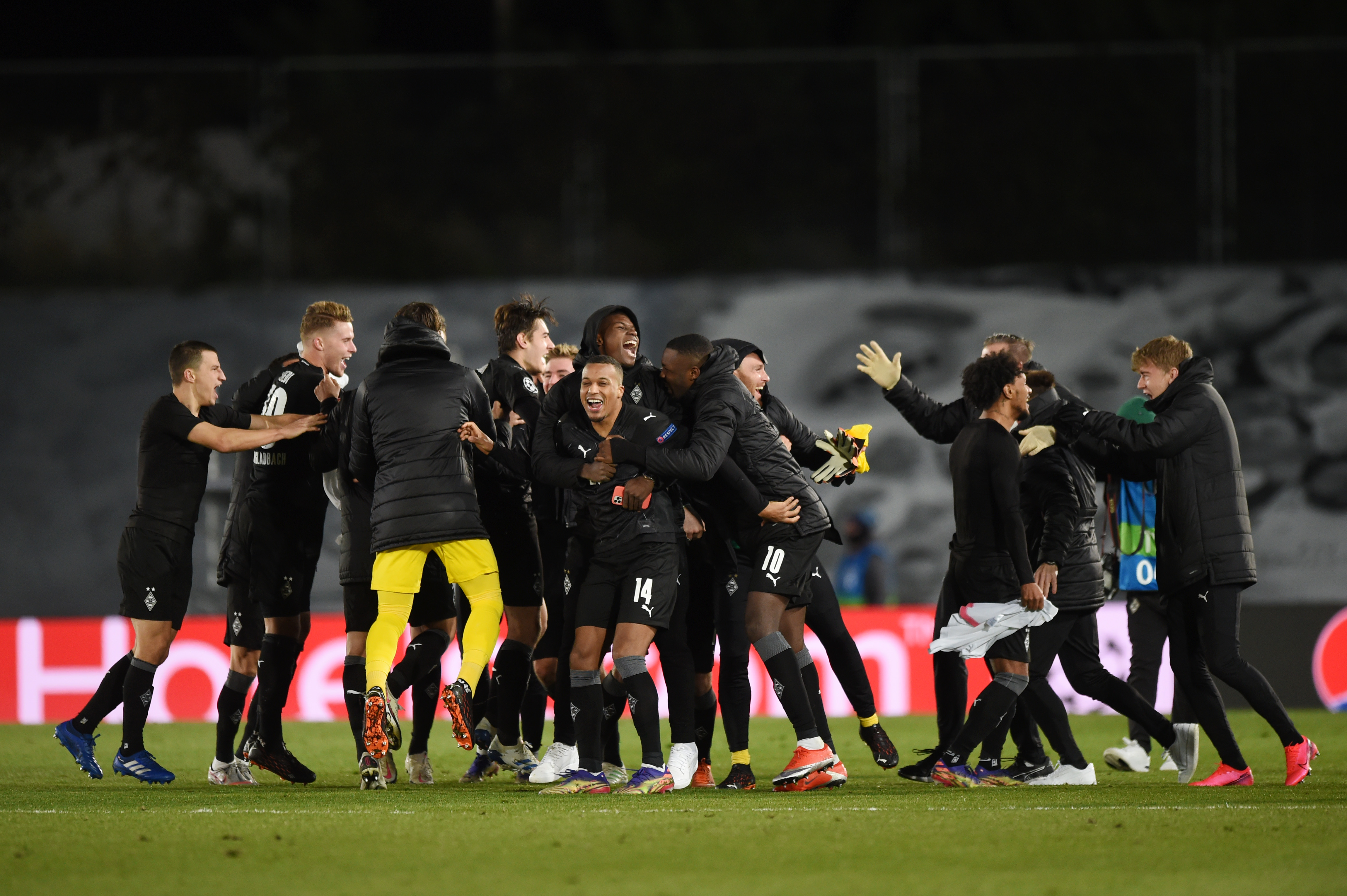 Învinși de Real Madrid, jucătorii de la Monchengladbach au urmărit finalul jocului de pe "Meazza", chiar pe banca de rezerve