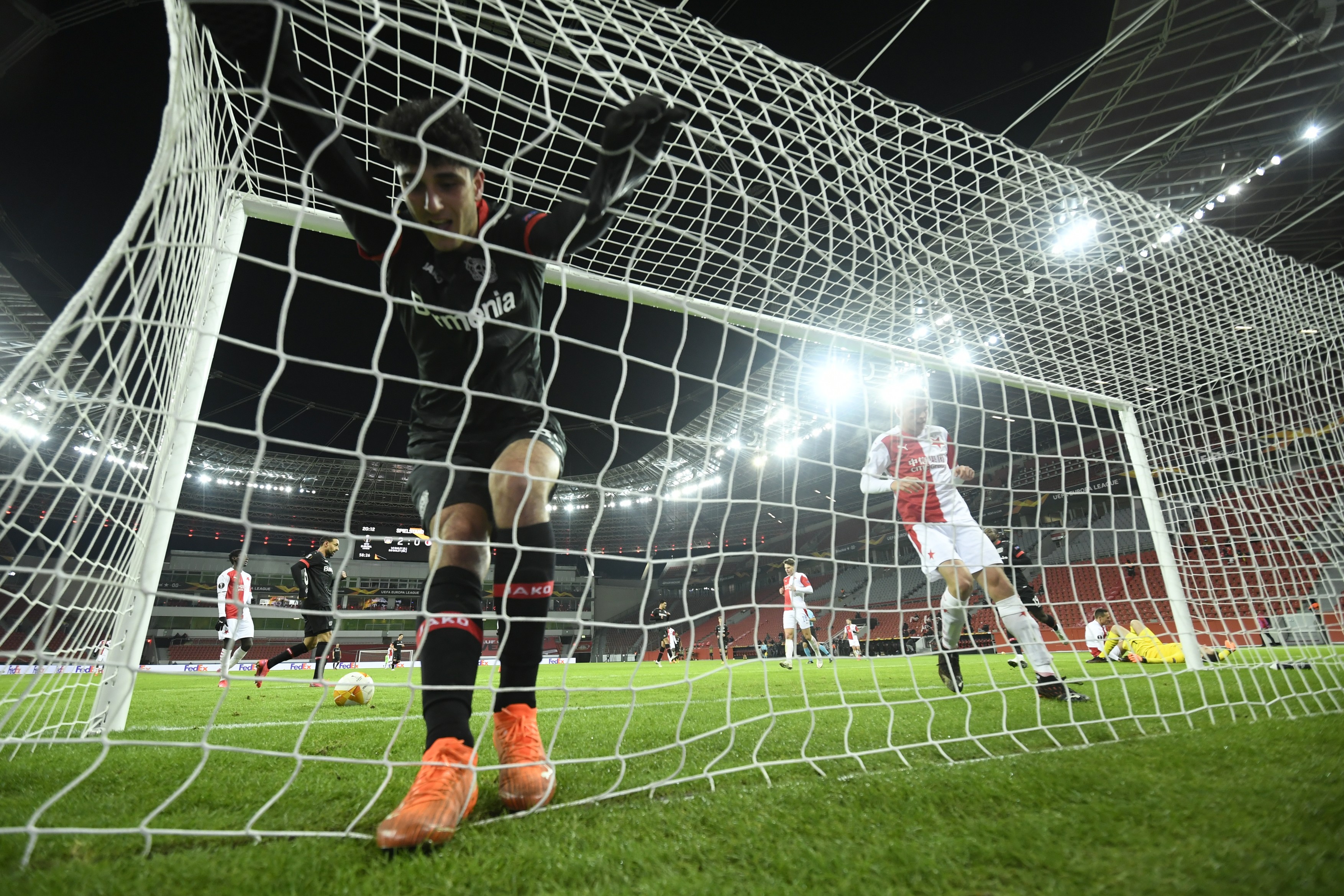 Bayer Leverkusen - Slavia Praga 4-0. Nemții câștigă grupa, dar Nicolae Stanciu merge și el în primăvară
