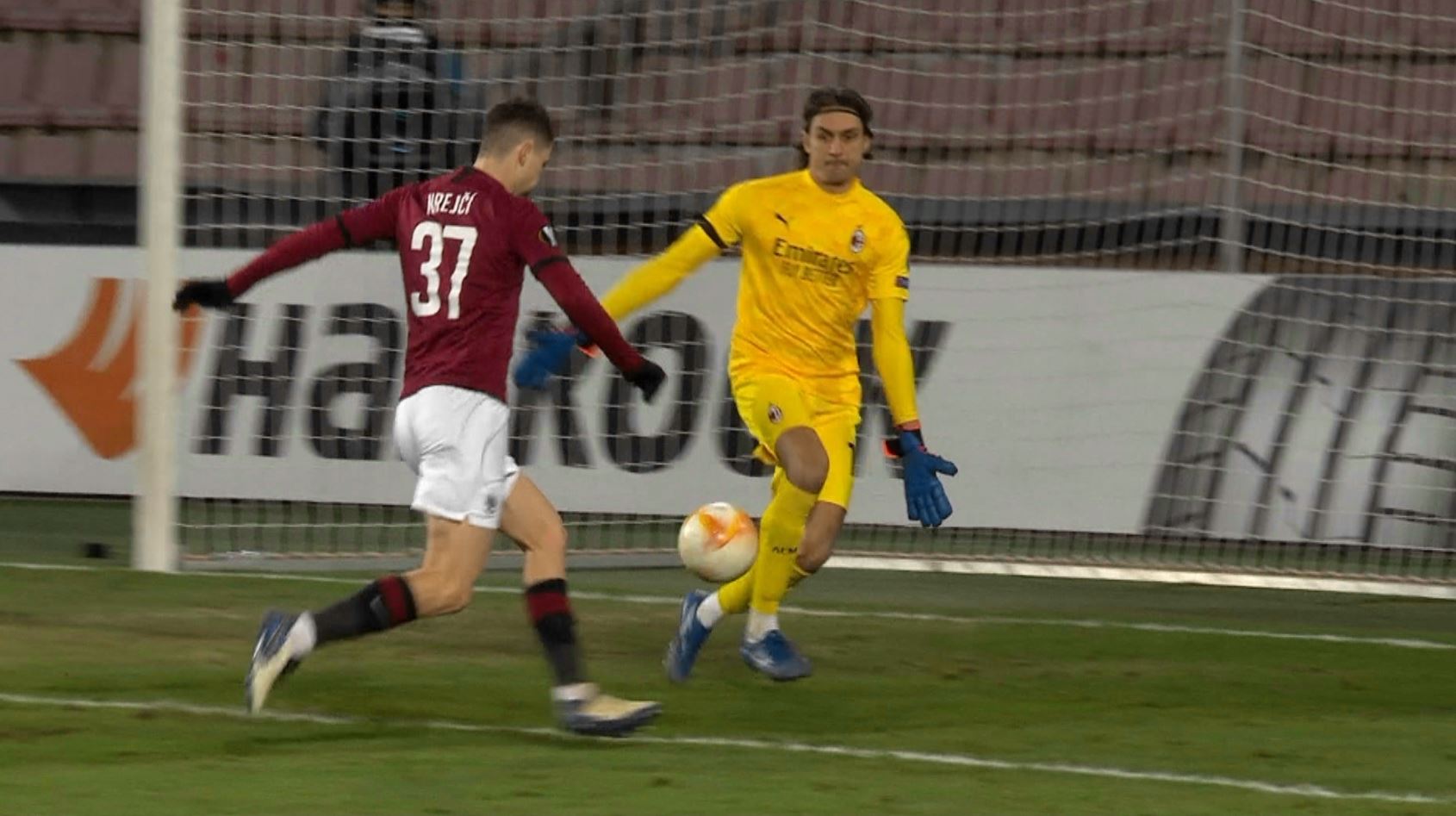 Fazele la care Tătărușanu i-a salvat pe cei de la AC Milan, în meciul cu Sparta Praga. Paradă în prelungirile partidei