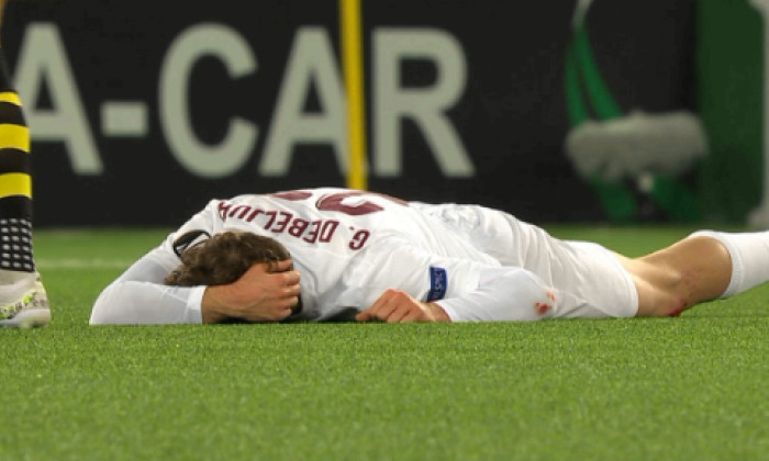 Gabriel Debeljuh, pe gazon după o lovitură încasată în meciul Young Boys Berna - CFR Cluj / Foto: Captură Digi Sport