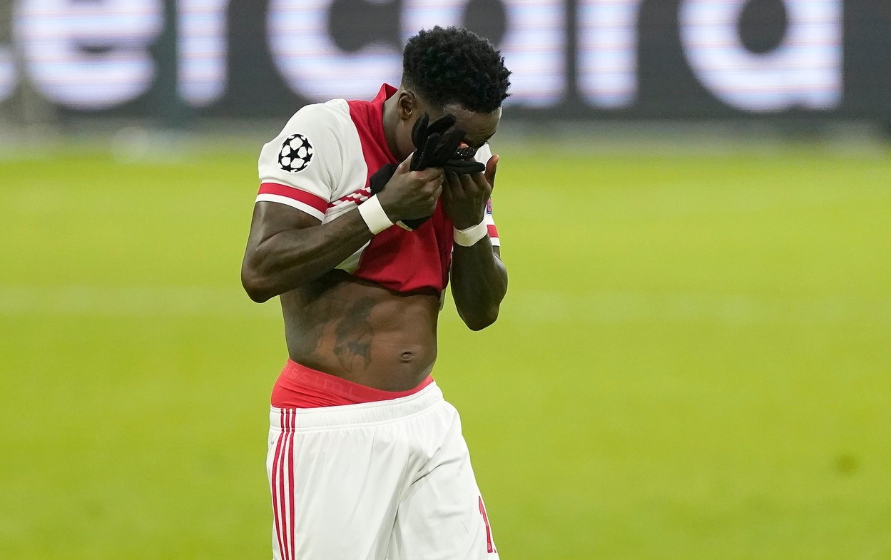 Quincy Promes, arestat după ce a înjunghiat un membru al familiei la o petrecere. Ce riscă acum atacantul lui Ajax