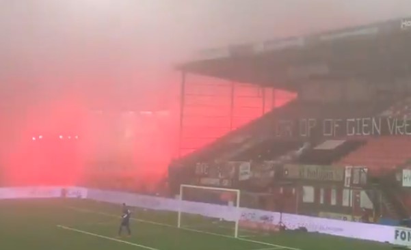 Atmosferă incendiară! Suporterii au cauzat întreruperea partidei, chiar dacă nu au avut voie să intre în stadion