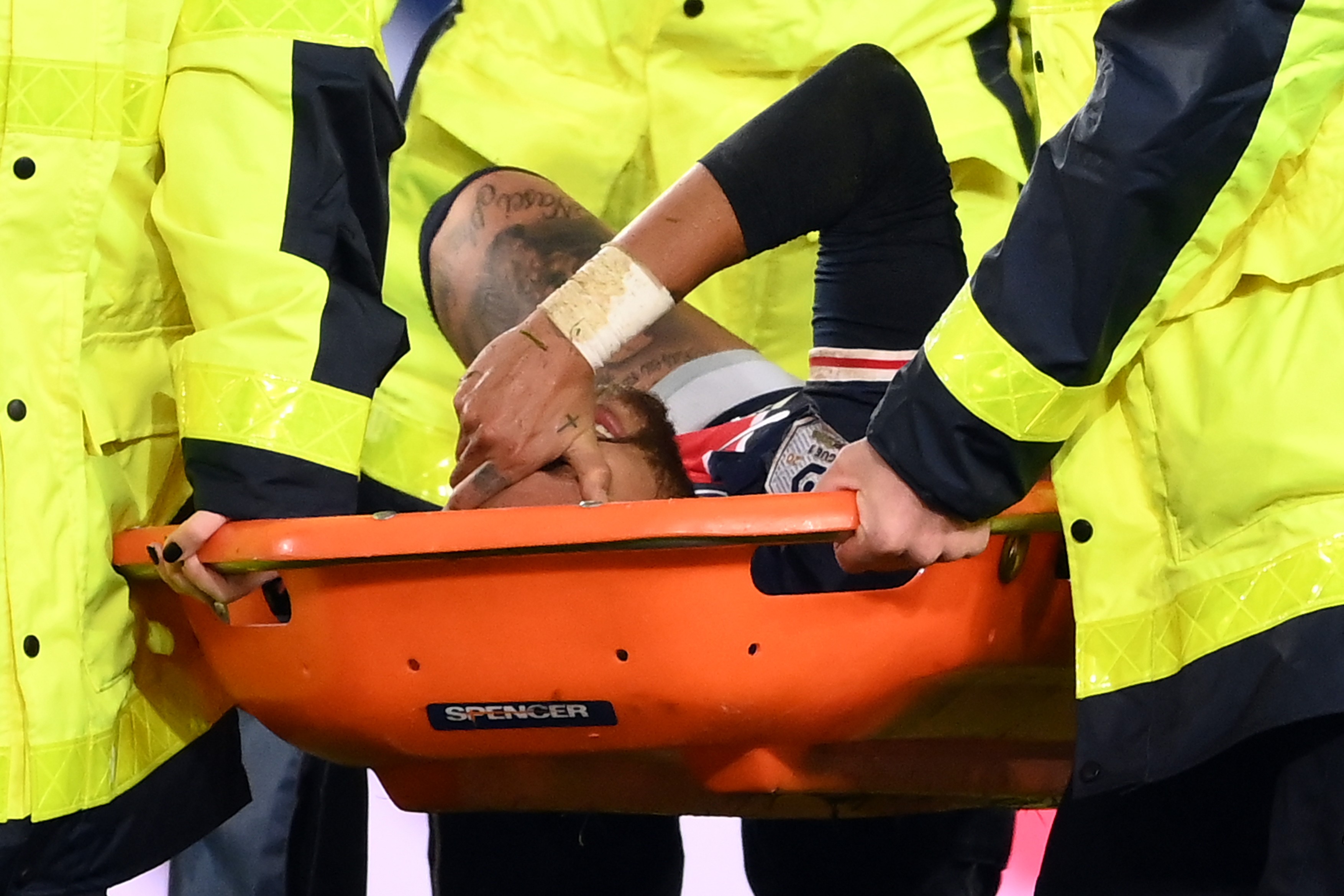 ”Până când? A fost exces de violență!”. Atac dur după ce Neymar a fost scos pe targă la meciul PSG - Lyon