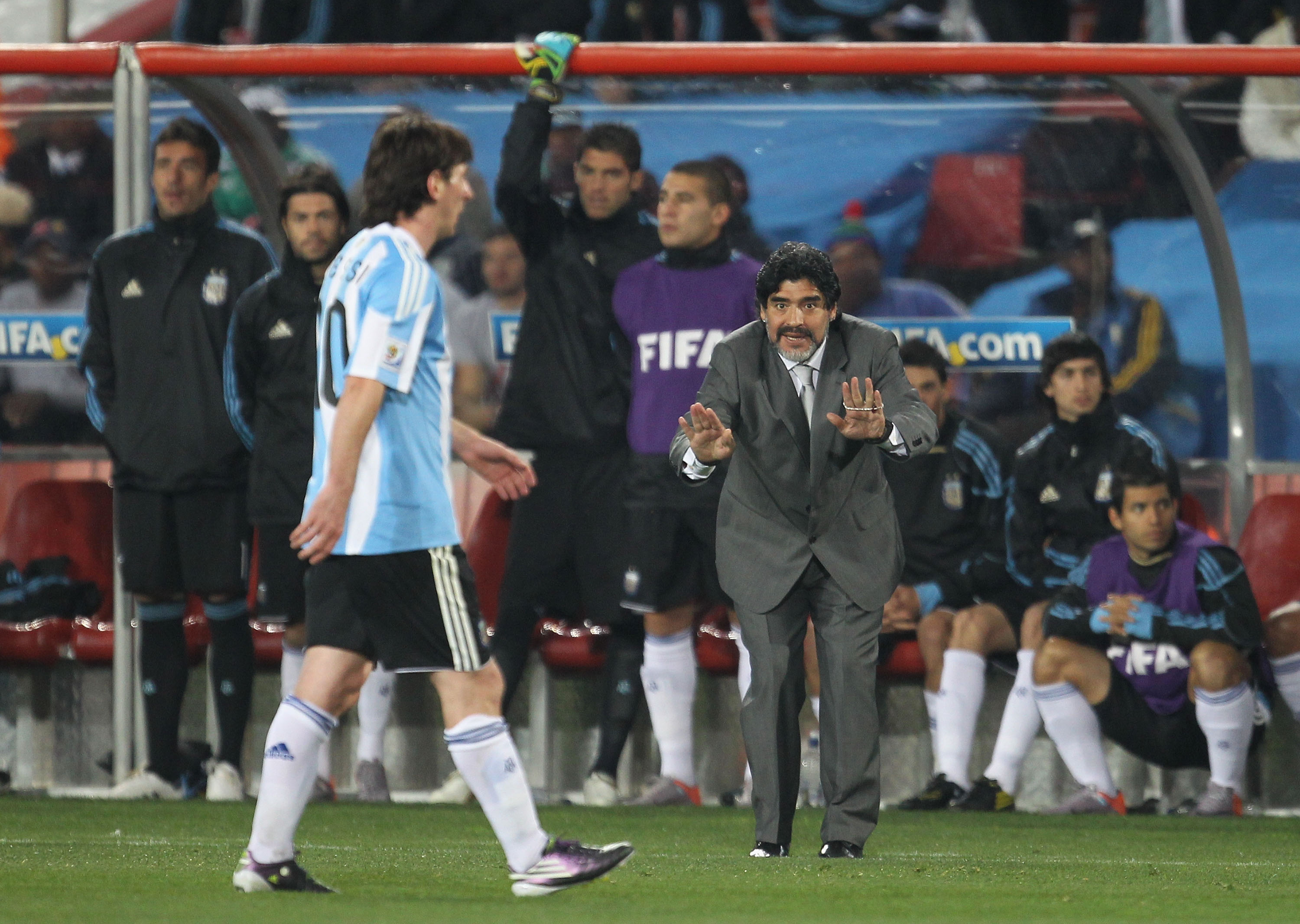 France Football a ales cel mai bun 11 din toate timpurile. Sistem 3-4-3, Maradona la loc de cinste, 2 X Ronaldo