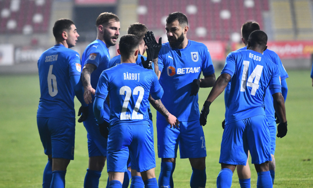 Fotbaliștii Craiovei, în meciul cu UTA Arad / Foto: Sport Pictures