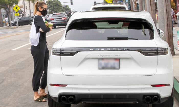 EXCLUSIVE: Maria Sharapova Sips on Fresh Coconut Water in Manhattan Beach, California.