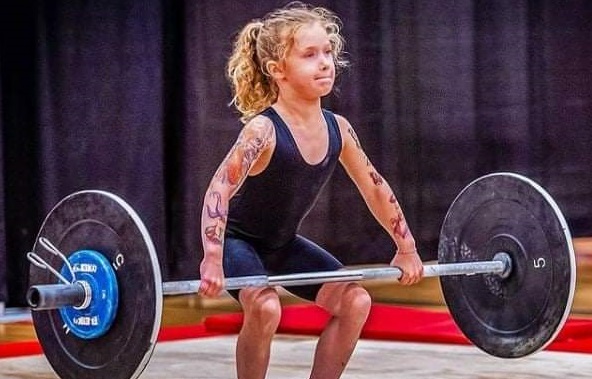 Rory van Ulft, fetița de 7 ani care ridică 80 kg, a declanșat un scandal mondial! Practică un sport ”interzis”