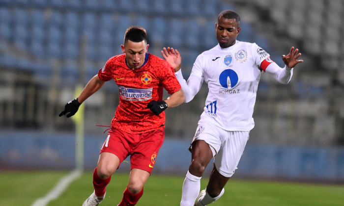 Dumitru Cardoso și Olimpiu Moruțan, într-un meci Gaz Metan - FCSB / Foto: Sport Pictures