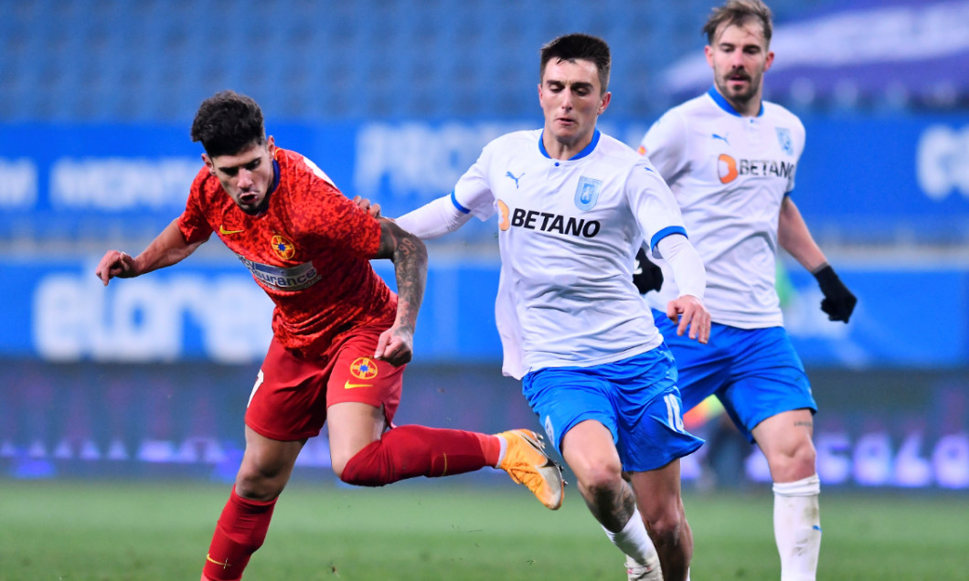 Ștefan Vlădoiu, în duel cu Florinel Coman, în timpul meciului Universitatea Craiova - FCSB 0-2 / Foto: Sport Pictures