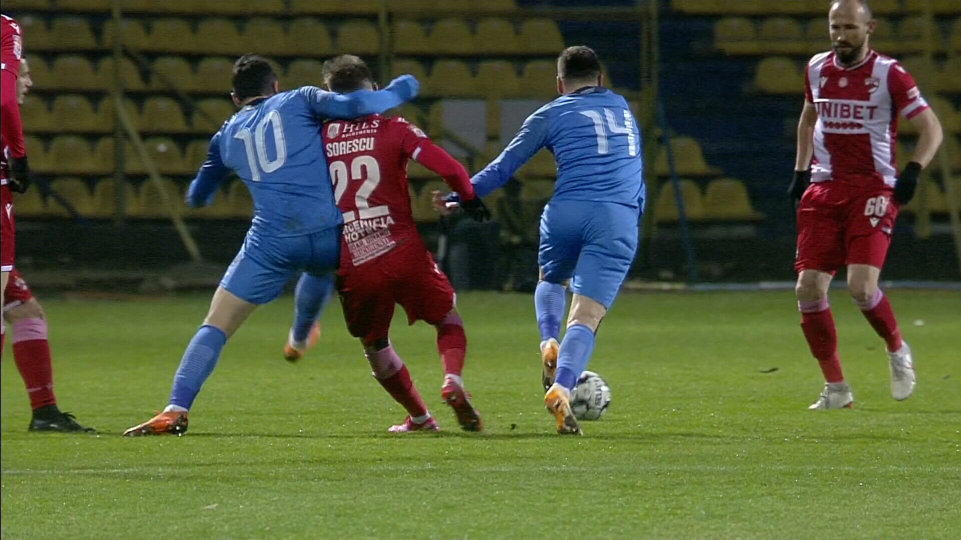 L-a atacat din spate, golănesc! Gestul lipsit de fair play al lui Cristi Tănase în meciul cu Dinamo