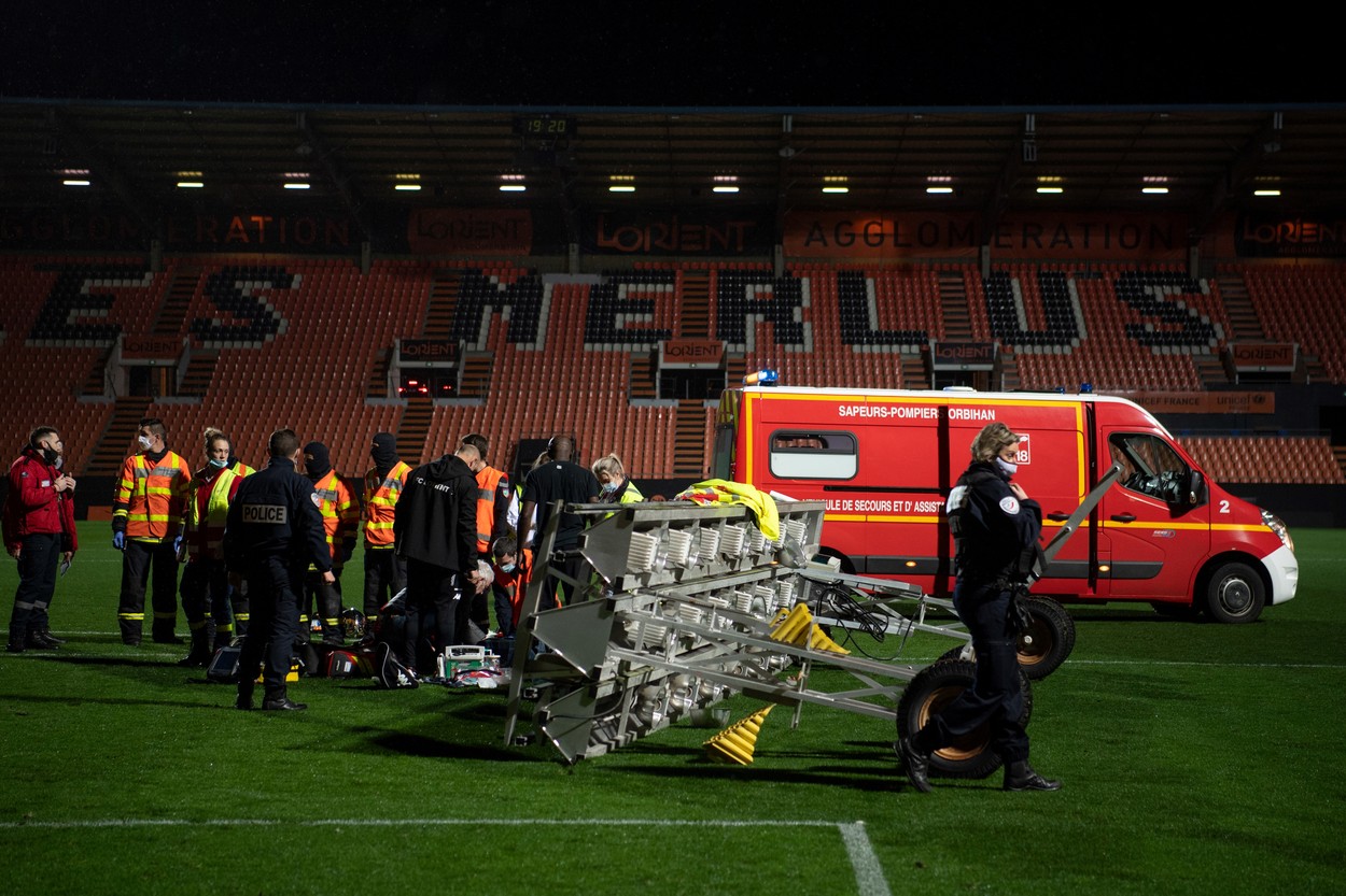 Tragedie la un meci din Ligue 1. Un muncitor a murit, după ce o parte din sistemul de iluminare s-a prăbușit peste el