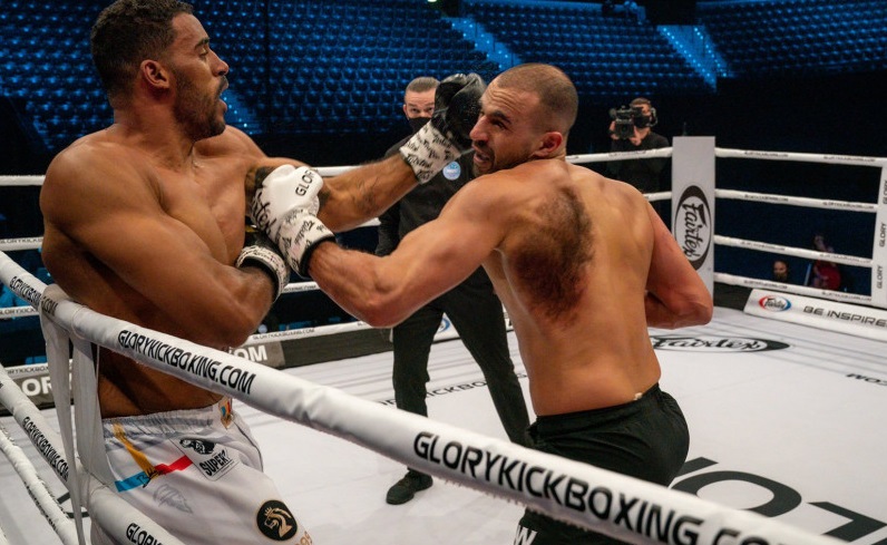 Toată lumea a văzut pata de pe umărul lui Badr Hari în meciul cu Benny Adegbuyi. Nu este tatuaj