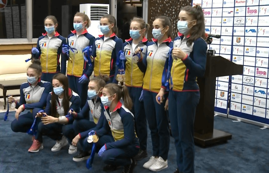 Moment superb la revenirea campioanelor de la gimnastică în țară. ”Am plecat să colindăm!”
