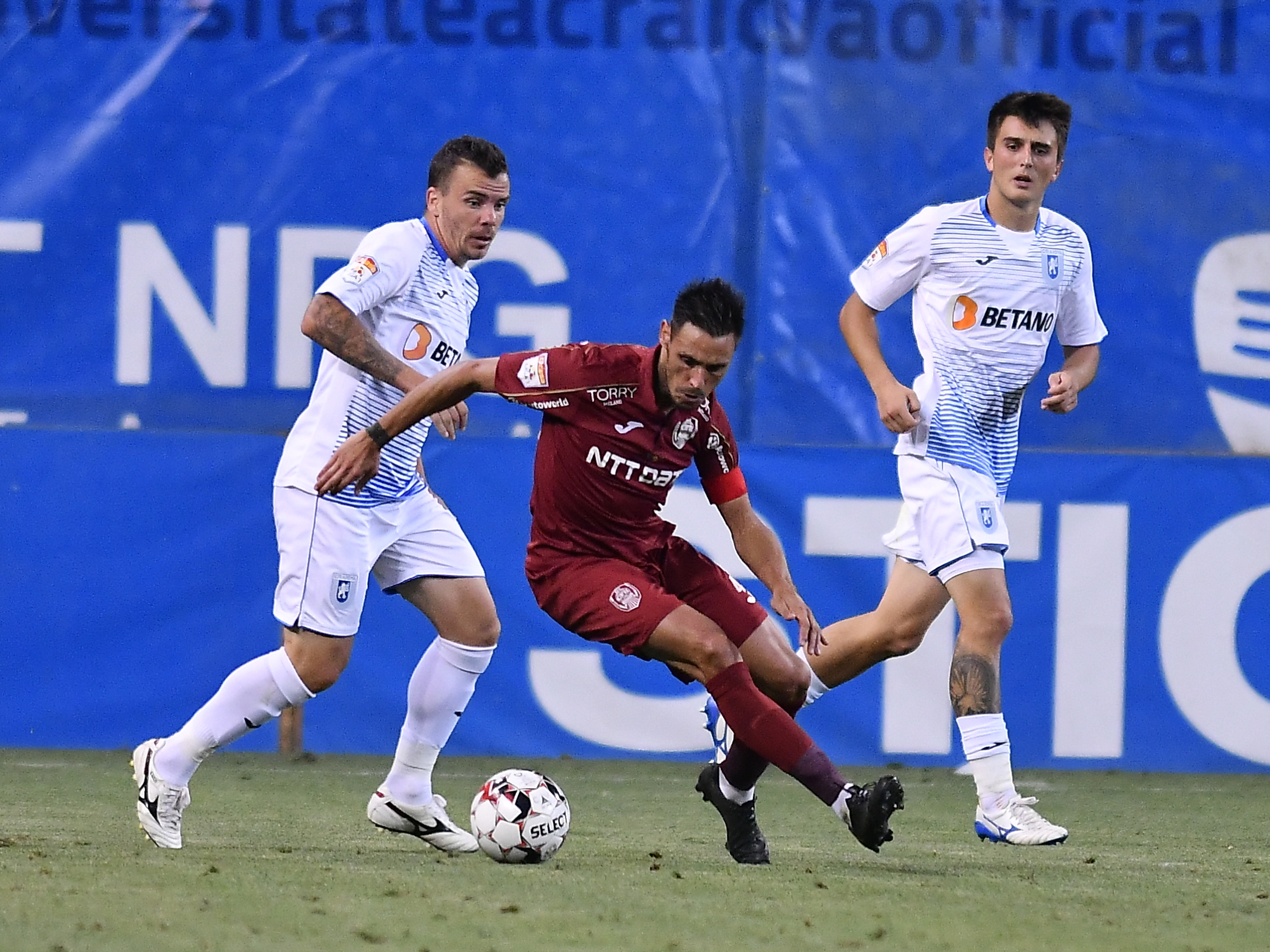 LIVE VIDEO CFR Cluj - Universitatea Craiova, ora 21:00, la Digi Sport 1. Oltenii egalează liderul cu o victorie