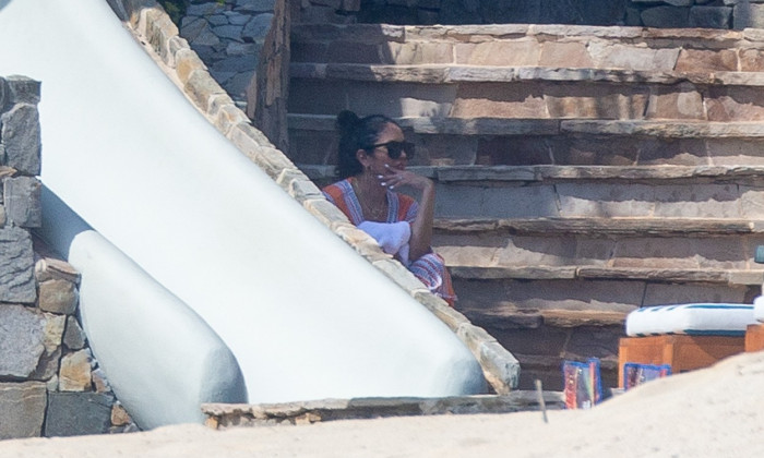 *PREMIUM-EXCLUSIVE* Vanessa Bryant and Ciara enjoy a vacation in Cabo with their families!