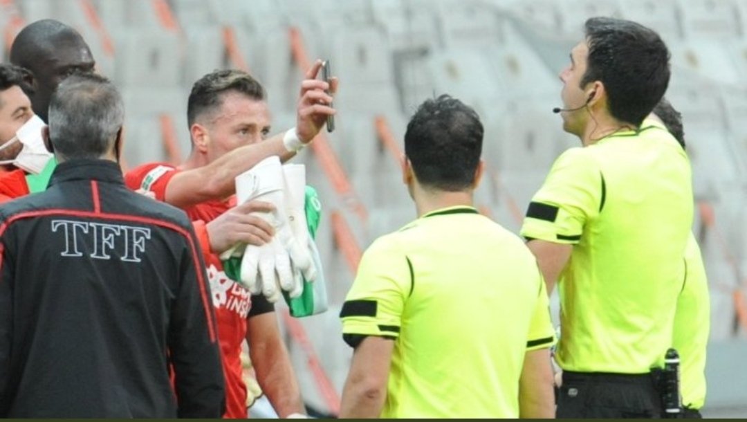 Scene rare în Turcia. Un jucător a dat cu telefonul de pământ când a văzut decizia arbitrului