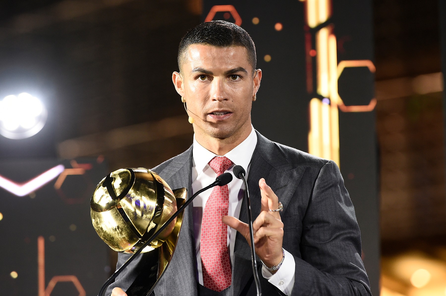 Moment inedit cu Ronaldo în prim-plan. Ce a remarcat când a fost numit fotbalistului secolului: ”Doamna asta îngheață aici”