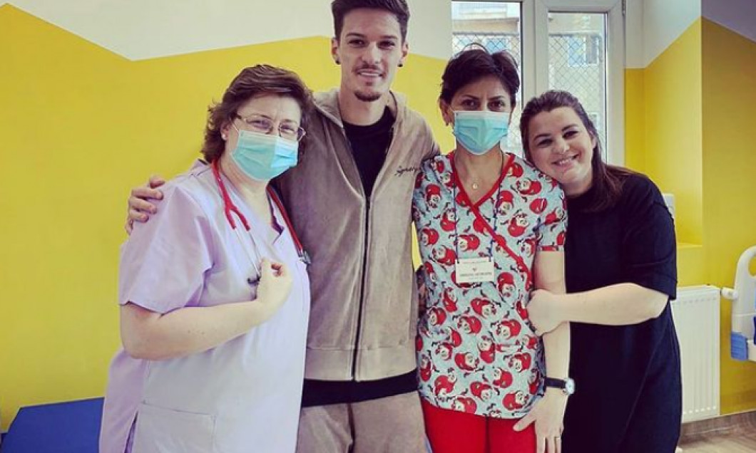 Dennis Man, la Spitalul Clinic Județean Arad / Foto: Instagram - @dennismanofficial