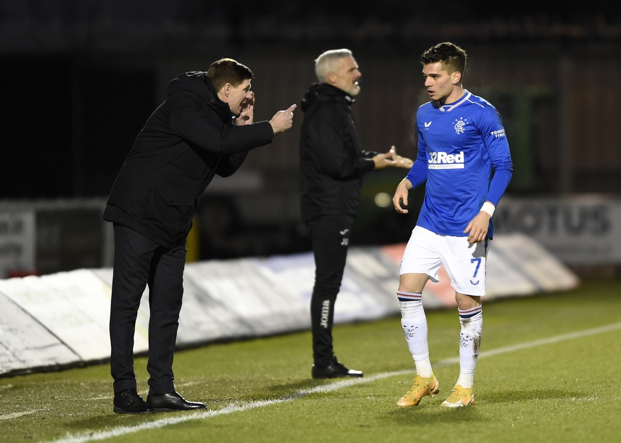 Ce a răspuns Steven Gerrard, întrebat dacă Ianis Hagi va fi titular în ”Old Firm”: ”Nu va fi o echipă bazată pe sentimente!”