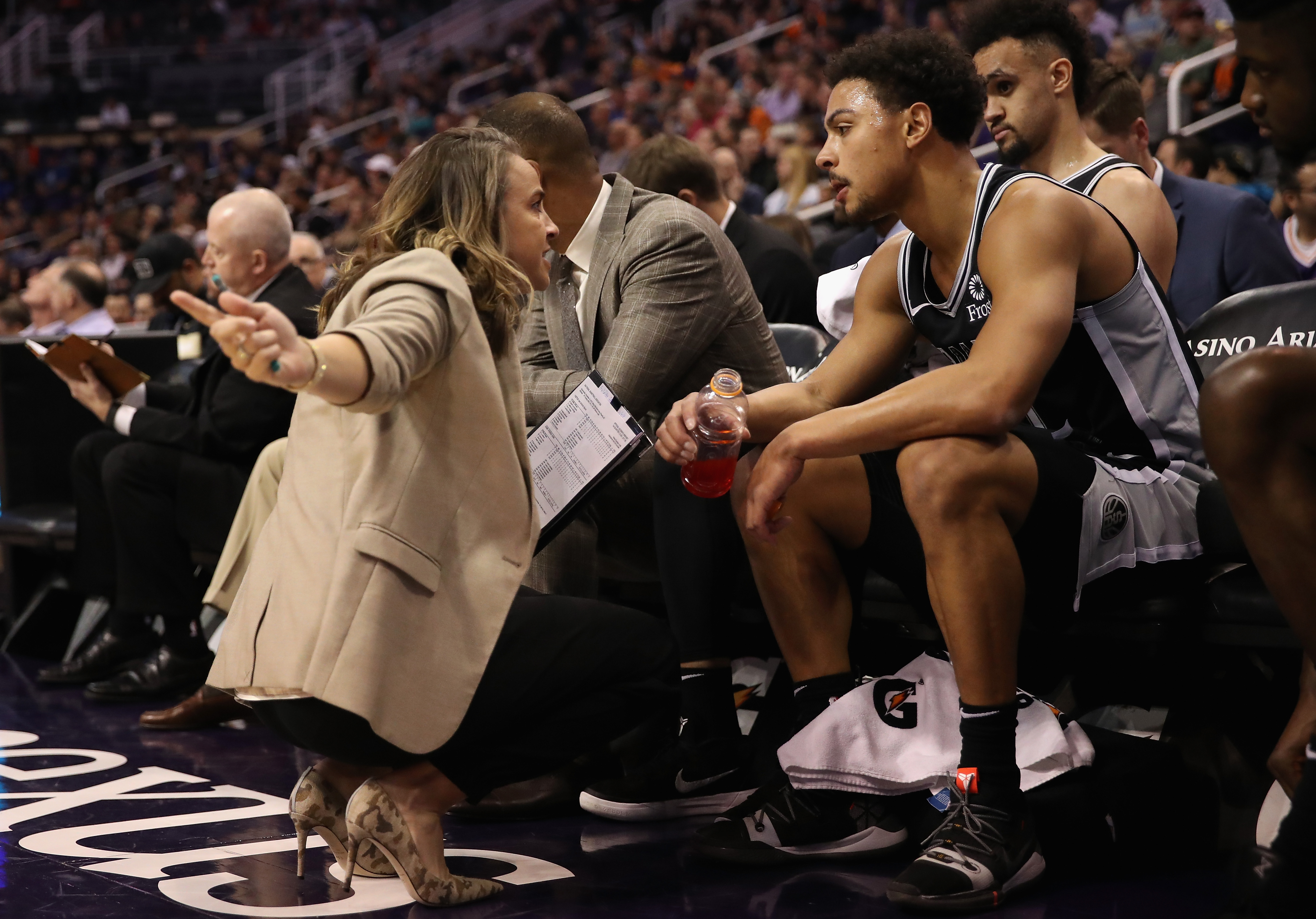 Cine e femeia care tocmai a scris istorie în NBA, într-un meci în care LeBron James a strălucit: ”Poate fi copleșitor!”