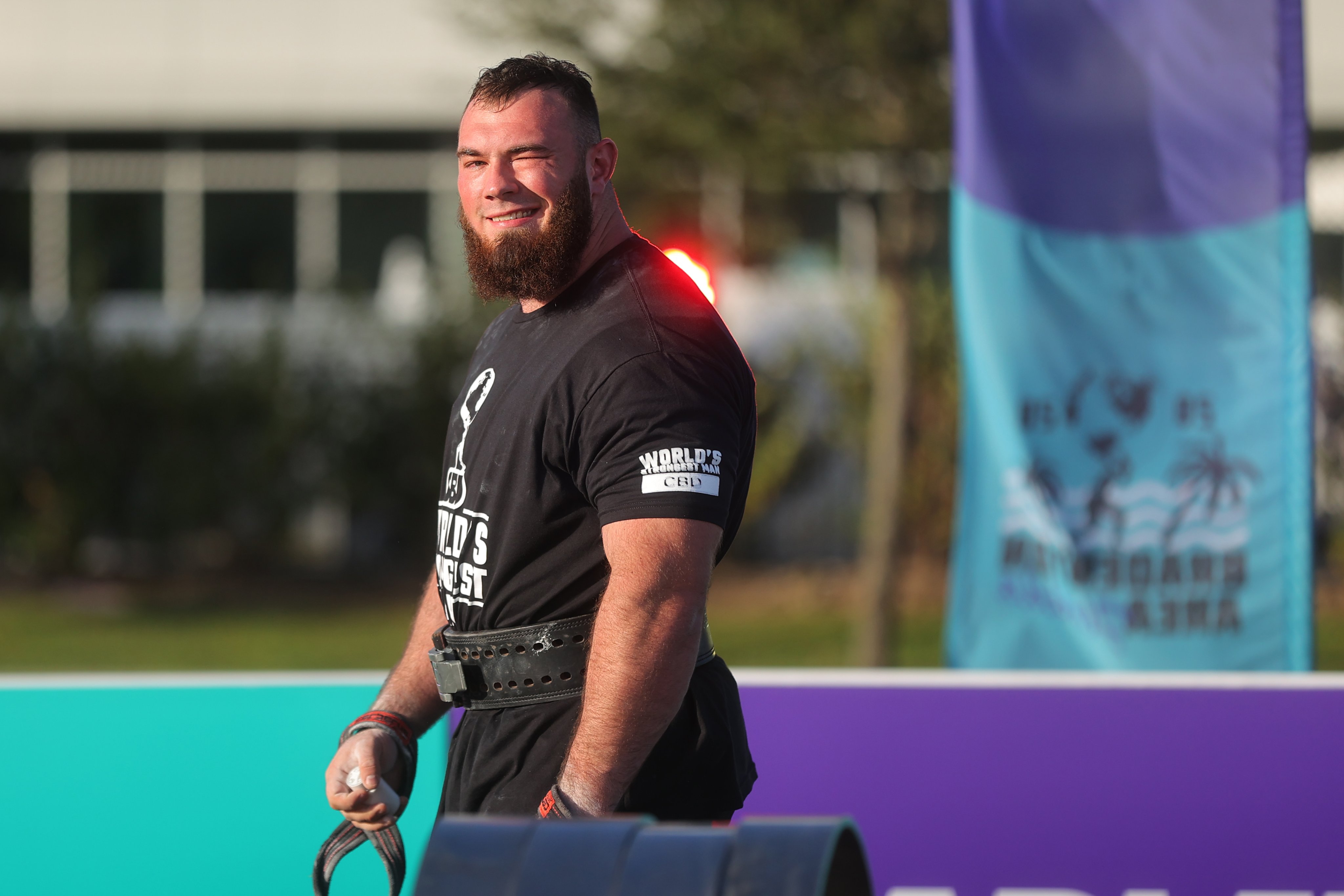 Ce mănâncă și câte calorii are dieta zilnică a câștigătorului World's Strongest Man, care a ridicat peste jumătate de tonă