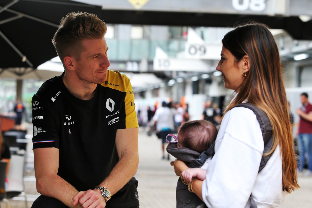 Telenovelă în Formula 1: Max Verstappen a anunțat public că are o relație cu mama copilului fostului său coleg de echipă