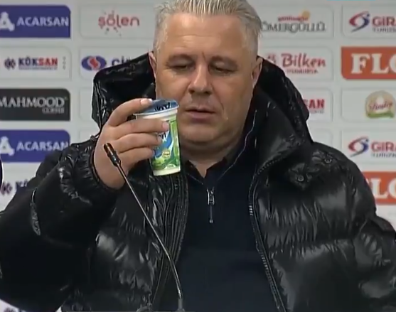 Marius Șumudică a explicat de ce a venit cu o sticluță de ayran la conferința de presă: "Sunt foarte obosit"