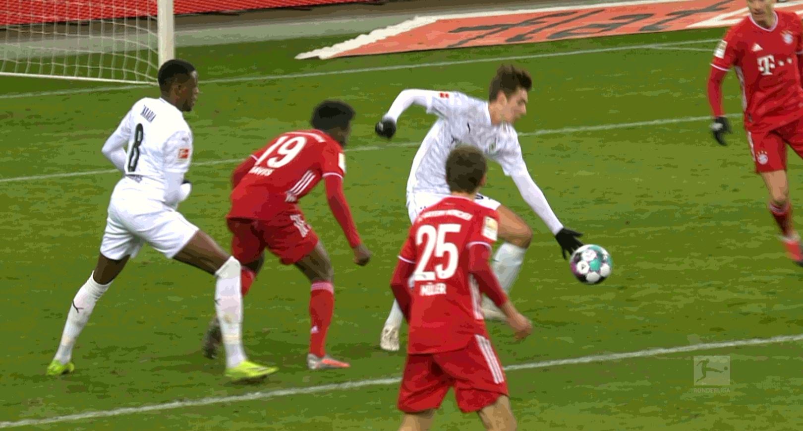 Ce a vrut să facă? Un penalty cum rar se vede a avut loc la meciul Monchengladbach - Bayern Munchen