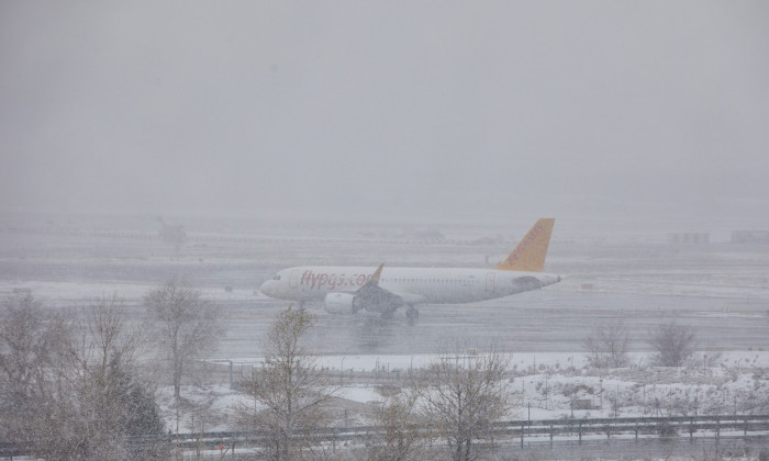 Resource images of the Adolfo Suárez Madrid Barajas airport, snowy