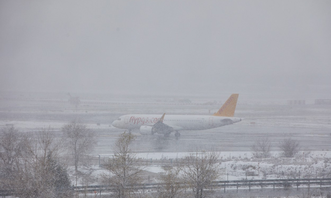 Resource images of the Adolfo Suárez Madrid Barajas airport, snowy
