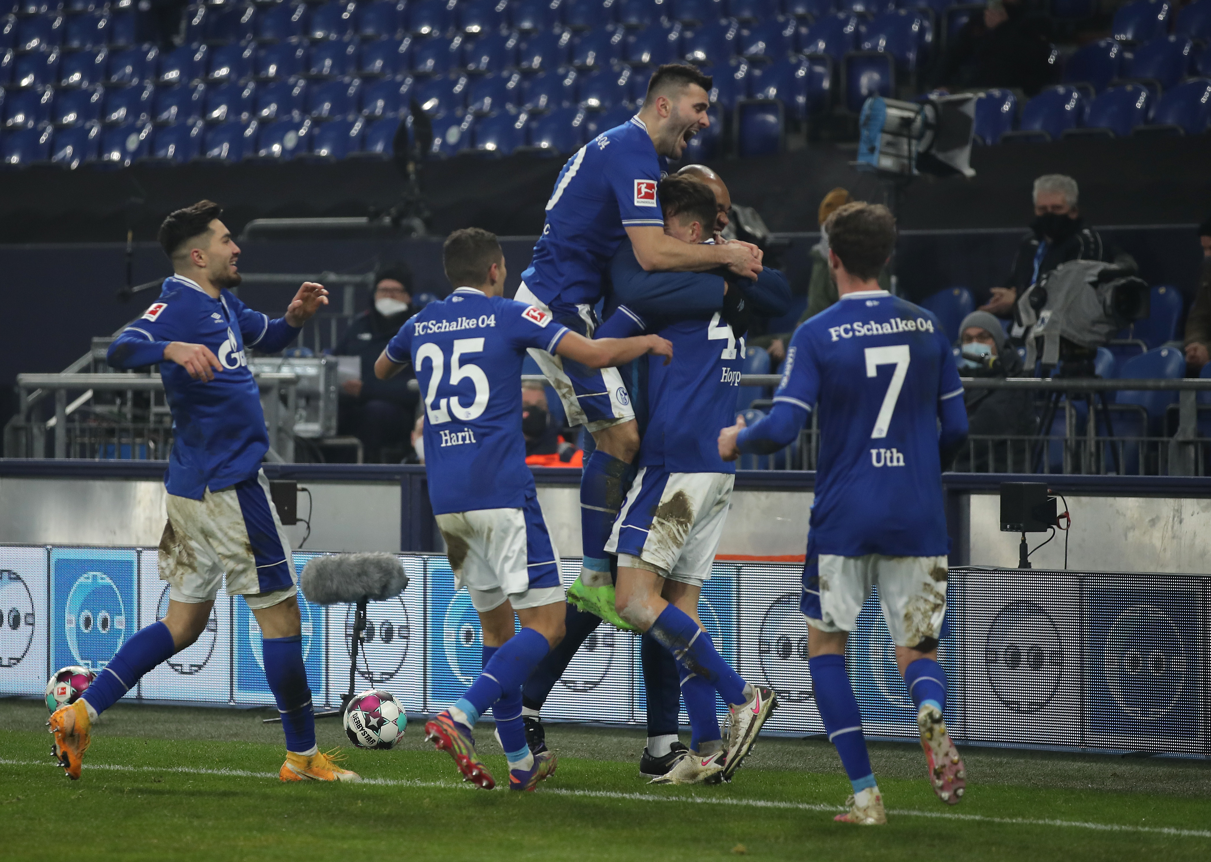 S-a rupt ”blestemul”! Schalke a obținut prima victorie în Bundesliga după un an și 30 de meciuri la rând fără succes
