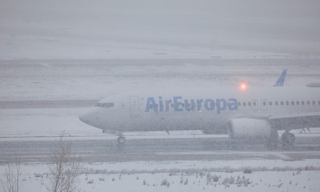 Resource images of the Adolfo Suárez Madrid Barajas airport, snowy