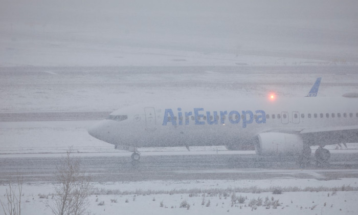 Resource images of the Adolfo Suárez Madrid Barajas airport, snowy