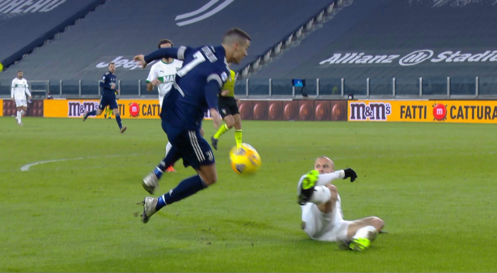 Vlad Chiricheș, ”zid” în fața lui Cristiano Ronaldo! Cum l-a blocat pe portughez în Juventus - Sassuolo